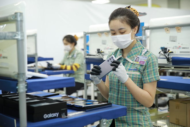 Nhân viên sản xuất smartphone Samsung trong nhà máy tại Thái Nguyên.